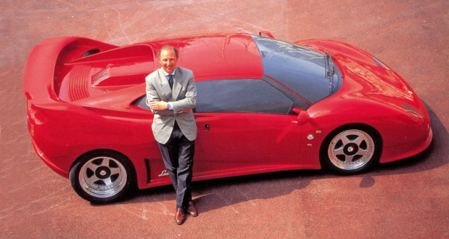 Prototyp Centenaire a Fulvio Mario Ballabio v prvním prospektu z roku 1990 Prototyp Centenaire a Fulvio Mario Ballabio v prvním prospektu z roku 1990