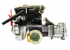 Čtyřválec s vačkovým hřídelem v hlavě válců (OHC), synchronizovanou převodovkou za motorem a kotouči brzd po stranách rozvodovky