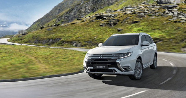 Druhá generace plug-in hybridního Mitsubishi Outlander PHEV staví na osvědčených základech svého předchůdce. Přichází ale s výkonnější a ještě lépe sladěnou hnací soustavou, zdokonaleným podvozkem a mnoha dalšími zlepšeními. Stále jde o vůz s unikátními vlastnostmi a schopnostmi. 