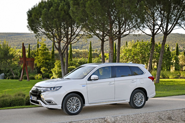 Modernizovaný Outlander PHEV se vyznačuje nově pojatou maskou chladiče či 18palcovými koly. Hlavní změny jsou ale pod povrchem