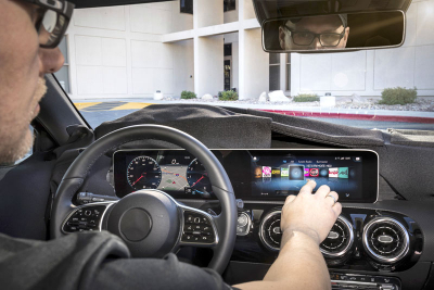 ...nejvyšší verzi systému lze obsluhovat také prostřednictvím dotykového displeje, dotykovými ploškami na ramenech volantu anebo vyslovením spojení „Můj Mercedesi“