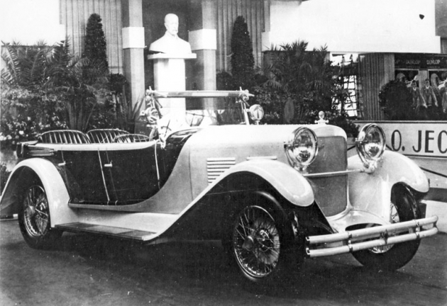 Luxusní otevřený vůz Walter 6 B, vystavený v říjnu 1928 na pražském autosalonu