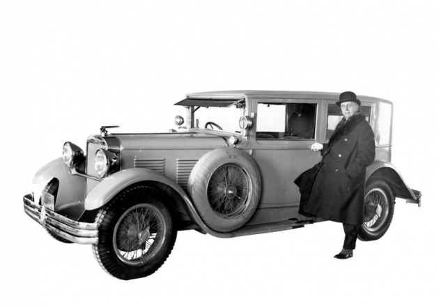 U sedanu Walter 6 B pózuje hlavní akcionář firmy Walter Vítězslav Kumpera (1928)