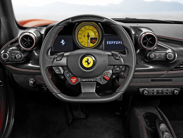 Od modelu 458 Italia neustále zdokonalovaný koncept ovládání s mnoha ovladači koncentrovanými na volantu