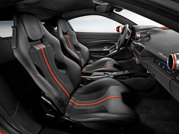 Ferrari nabízí různé verze sedadel a takřka neomezený výběr kombinací barev a čalounění