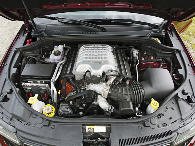 Robustní, kompresorem přeplňovaný osmiválec byl transplantován z kupé Dodge Challenger SRT Hellcat, a to včetně výkonu 527 kW (717 koní)