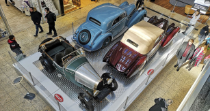 Předností brněnské výstavy byla možnost prohlédnout si vozy i seshora. V popředí T40 Sport Tourer (1926), za ním kompresorové osmiválce 3,3 l T57C z roku 1938 (kabriolet Marchand a sedan Graber)