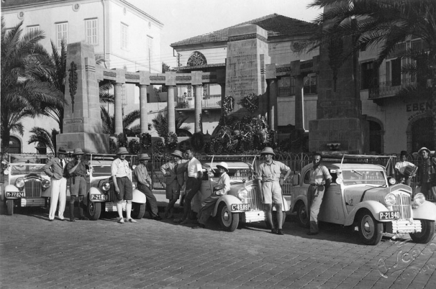 Čtveřice vozů Popular s posádkami před odjezdem z Bejrútu 22. června 1934