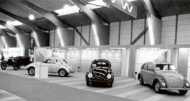 Geneze tvaru VW Brouk na výstavě v roce 1966. Vpravo jeden z prapředků německého Lidového vozu NSU Typ 32.