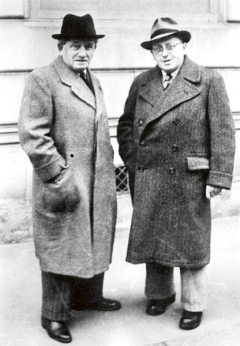 Ferdinand Porsche (vlevo) a jeho šéfkonstruktér Karl Rabe.