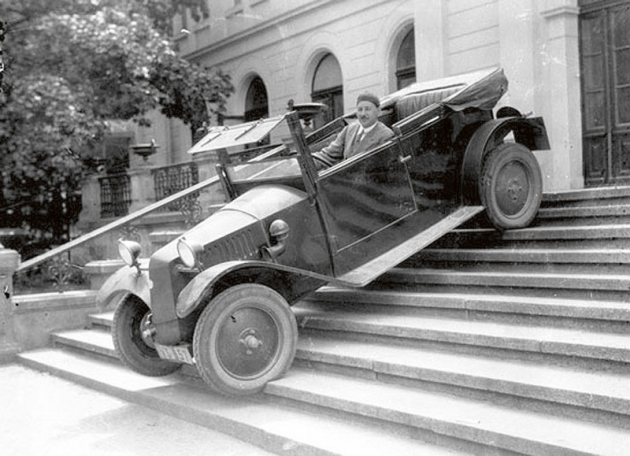 Josef Ganz ve voze Tatra 11 při jízdě po schodech dolů. Tato eskapáda snad měla utvrdit přihlížející v tom, jak je nová koncepce vozidla pevná, solidní a spolehlivá.