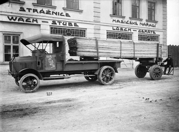 Historická fotografie jedné první Tatry TL 4 pro převoz dřeva
