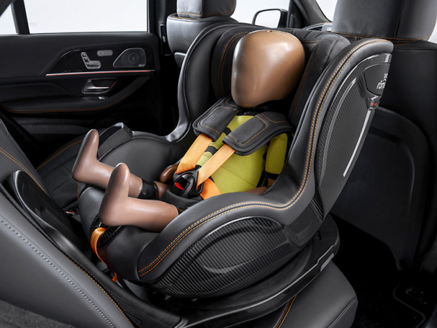 Otočná dětská sedačka je bezdrátově propojená s vozem a disponuje funkcí Pre-Safe