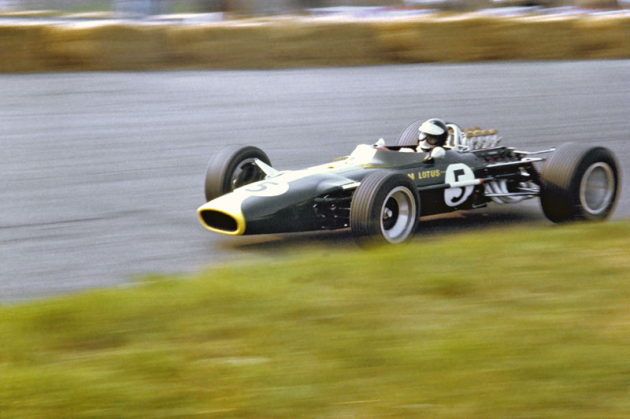 Dvojnásobný mistr světa Jim Clark (Lotus 49 Ford DFV), který také zahynul pro technickou závadu vozu