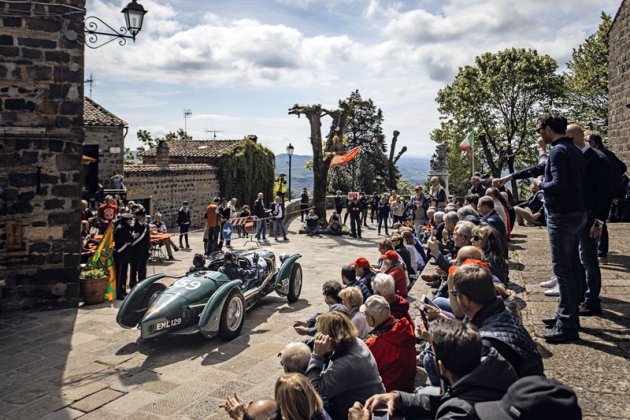 Aston Martin Speed Spa Special při průjezdu perlou Toskánska, městečkem Radicofani