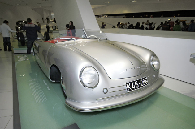 První Porsche z roku 1948 s motorem uprostřed před zadní nápravou, pak se ale v návaznosti na Volkswageny nadlouho přestěhoval až za nápravu