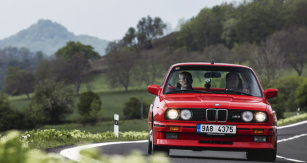 BMW M3 E30 z roku 1989 naší posádky patřilo k nejmladším vozům letošního ročníku. I proto jsme měli startovací číslo 63