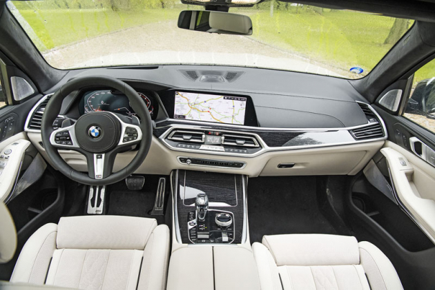 Palubní deska BMW X7 se takřka neliší od té v menším BMW X5. Dvojice 12,3“ displejů má promyšlené rozvržení zobrazovaných údajů a propracovaný systém obsluhy