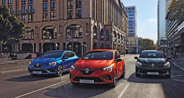 Pro každého něco. Vlevo sportovní Clio R.S. Line, vpravo luxusní Clio Initiale Paris