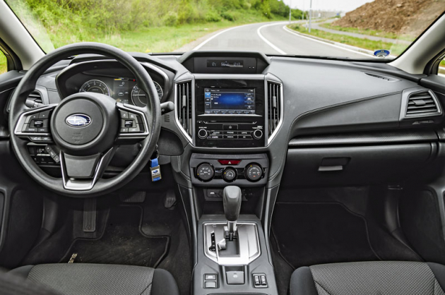 Současná generace Subaru Impreza je po stránce ergonomie prakticky bezchybná. Také cenově nejdostupnější verze nabízí dotykový displej, ten má ovšem místo 8“ velikost 6,5“