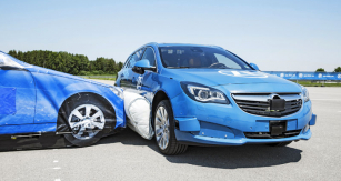 Moment střetu: atrapa automobilu naráží do speciálně upraveného vozu Opel Insignia, chráněného bočním vakem ZF