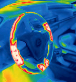 Volant modelu Lexus ES 300h má dvoustupňové vyhřívání, jež má v základních bodech úchopu optimální účinek. Mohlo by to působit jako banalita, ale tepelný diagram jednoznačně ukazuje, že by konstruktéři rozhodně měli zapracovat na kvalitnějším prohříváním vnitřní strany věnce volantu, což obzvláště vynikne právě v extrémně chladných podmínkách