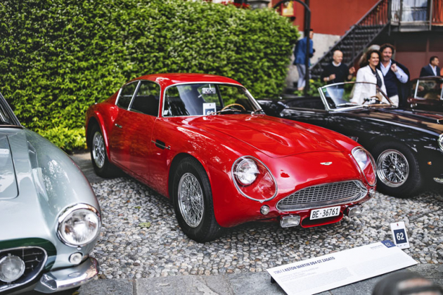 Jelikož Zagato letos slaví sto let, nechyběly ani exkluzivní kousky této karosárny. Například neobvykle rudý Aston Martin DB4 GT Zagato