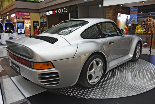 Silniční, poněkud civilizovaná verze závodního speciálu Porsche 959 se zrodila v letech 1987 a 1988 v počtu 37 prototypů a 292 sériových a 8 později složených kusů z náhradních dílů. Jejich cena dnes začíná na 7 milionech korun