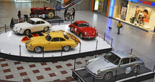 Trojlístek Porsche 356, v pozadí traktor  Porsche Diesel Standard P128 a nejblíže  Porsche 911 S (1972) se vzduchem chlazeným šestiválcem 2341 cm3 (190 k) v centrální dvoraně. Vypreparovaný motor 911 S byl k prohlédnutí v hlavním vstupu
