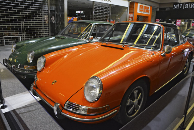 Porsche 911 (1967) se liší karosériemi – červená Targa a zelené kupé