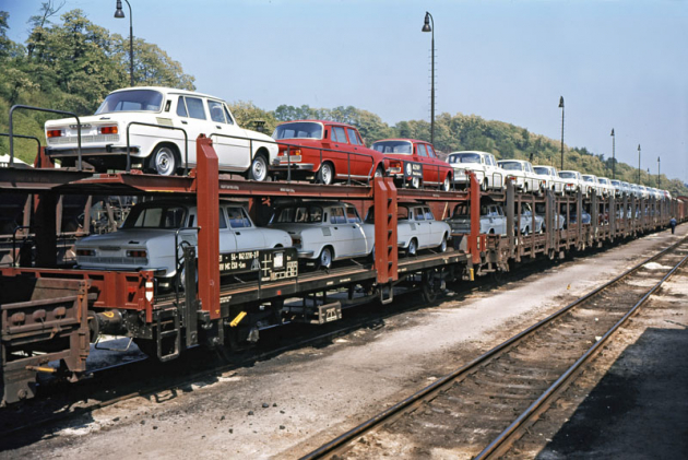 Většina automobilů Škoda 100/110 odjížděla z mateřské továrny po železnici