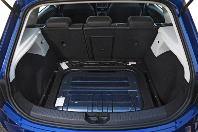 I přes instalaci nádrží na CNG pojme zavazadlový prostor modelu Seat Leon TGI velmi slušných 482 l nákladu