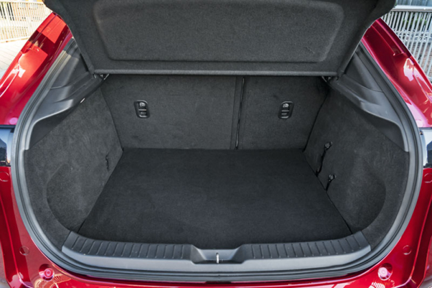 Oproti Mazdě 3 nabízí model CX-30 o 72 litrů větší zavazadlový prostor, a to i přes menší délku karoserie