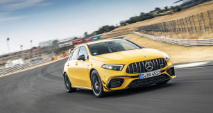 Svými jízdními výkony nové AMG A 45 S 4Matic+ atakuje super­sporty