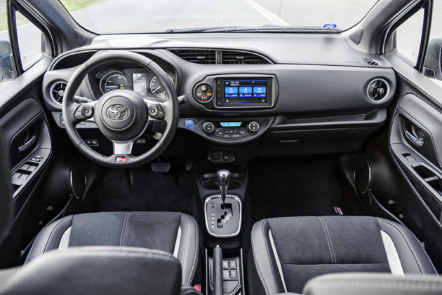 Sportovní styl do interiéru přinášejí speciální sedadla a především volant původem z Toyoty GT86