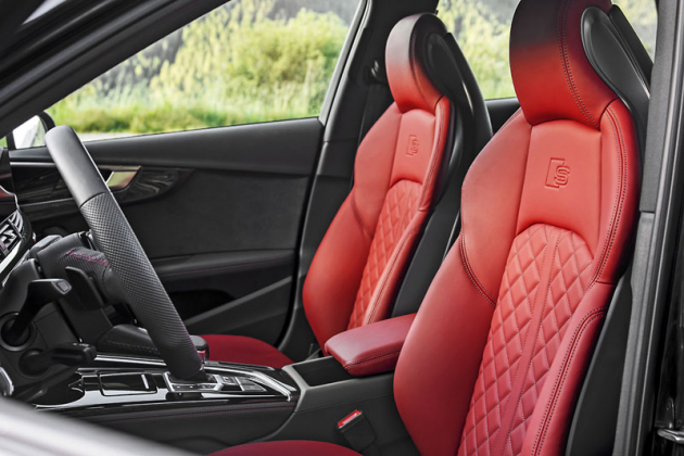 Přední sedadla sportovně laděné verze S4 TDI poskytují prvotřídní komfort, ale také oporu v zatáčkách