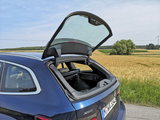 Praktické samostatně otevíratelné okno zavazadlového prostoru je součástí standardní výbavy od čtvrté generace (E46) BMW řady 3 Touring