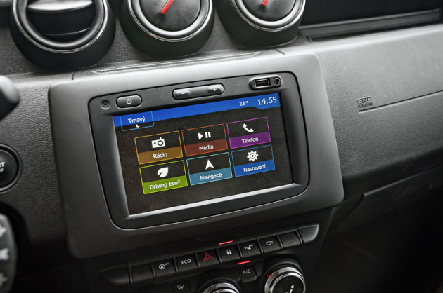 Už i Dacia nabízí multimediální systém vybavený Android Auto a Apple CarPlay. Za mapové podklady pro celou Evropu se připlácí 3000 Kč