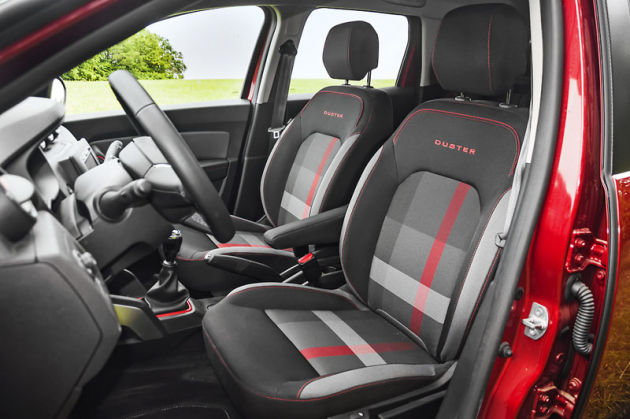 Čalounění kombinující černou, červenou a šedou barvu je další specialitou výbavy Techroad. Rozsah nastavení sedadla řidiče i volantu je dostatečný k tomu, abyste si zde snadno našli správnou pozici.