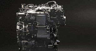 Součástí motoru Skyactiv-X je také mechanicky poháněný kompresor (na fotografii v levé horní části), zajišťující přísun potřebného množství vzduchu. Ve standardním režimu spalování se odpojuje 