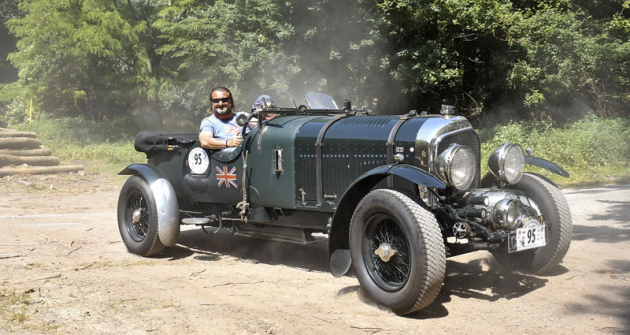 Ozdobou 1000 mil československých byl nádherný Bentley 4 ½ Blower z roku 1936 Tomáše Kalkuse