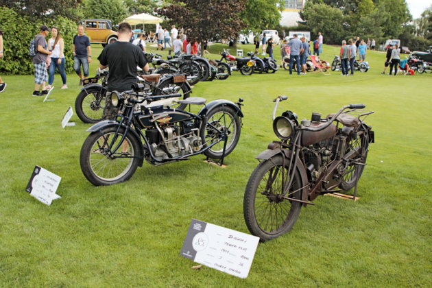 Mezi vystavenými motocykly se objevily i značky jako Indian (model Power Plus, vpravo) či Henderson (model Delux Four, vlevo)