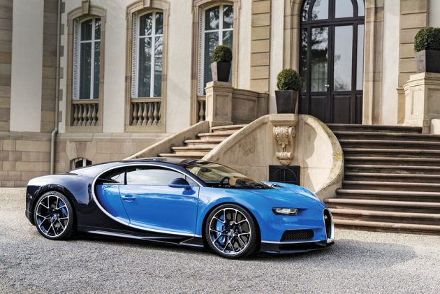 Dnešní Bugatti Chiron v Molsheimu před zámkem Saint Jean, někdejším sídlem Ettora Bugattiho