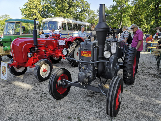 Traktor Lanz Bulldog (1941), za ním Porsche Diesel Standard Star 219 (1961)