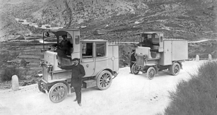 Poštovní omnibus a furgon Laurin a Klement typ E v Černé Hoře (1909)