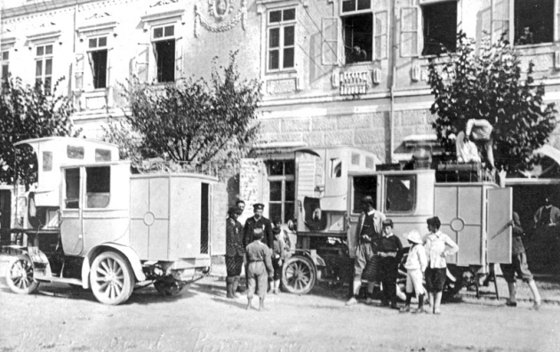 Dva osobní omnibusy na zastávce před poštovním úřadem v Podgorici
