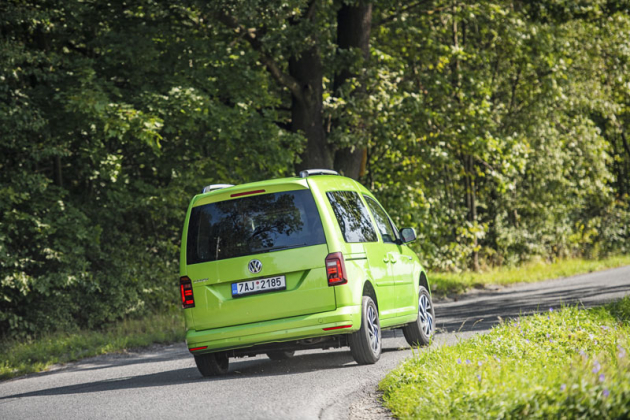 Zezadu nejvíce vynikne užitkový původ modelu Caddy, jenž je v osobní verzi kompaktním MPV