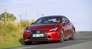 I ve verzi F-Sport je Lexus RC 300h spíše komfortně laděným kupé střední třídy. Modernizované provedení lze poznat například podle celistvějších světlometů