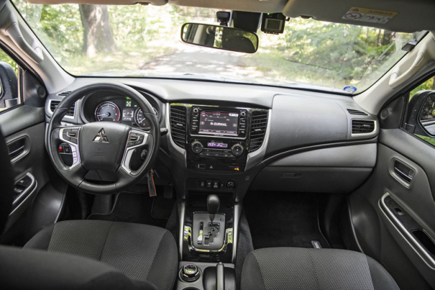Interiér Mitsubishi L200 Rock Proof vychází z provedení Intense, je pouze doplněný navigačním systémem