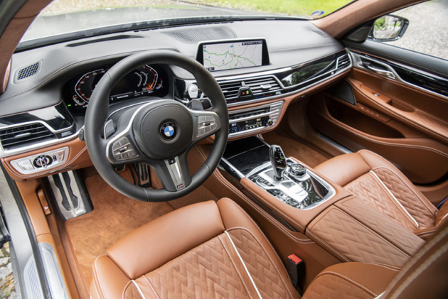 Luxusní interiér je v tomto případě doplněn koženým čalouněním BMW Individual s originálním prošíváním